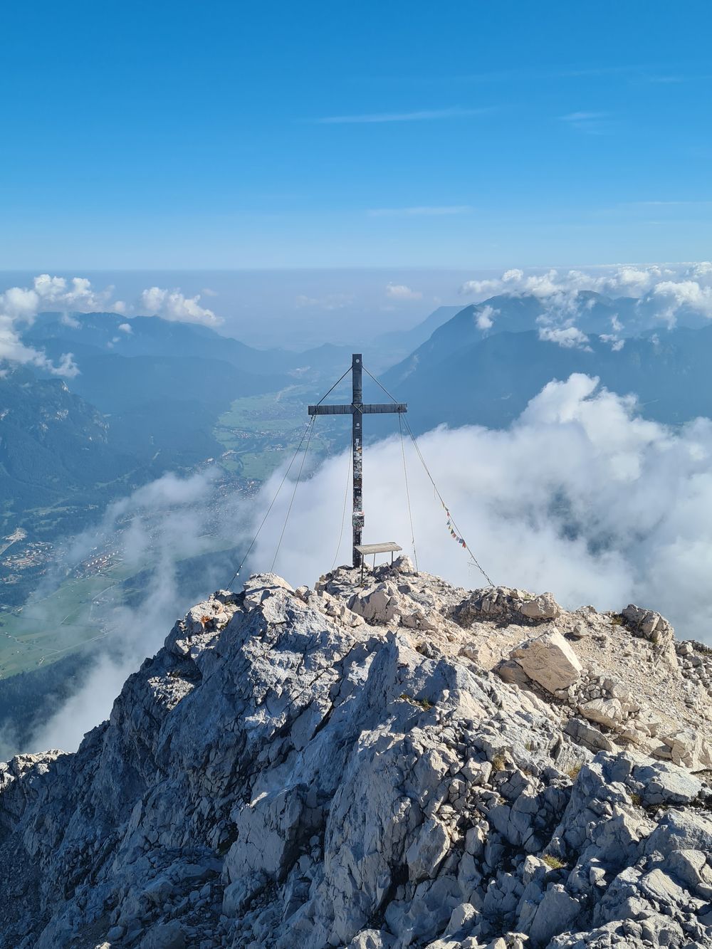 Gipfelkreuz über dem Wolkenmeer