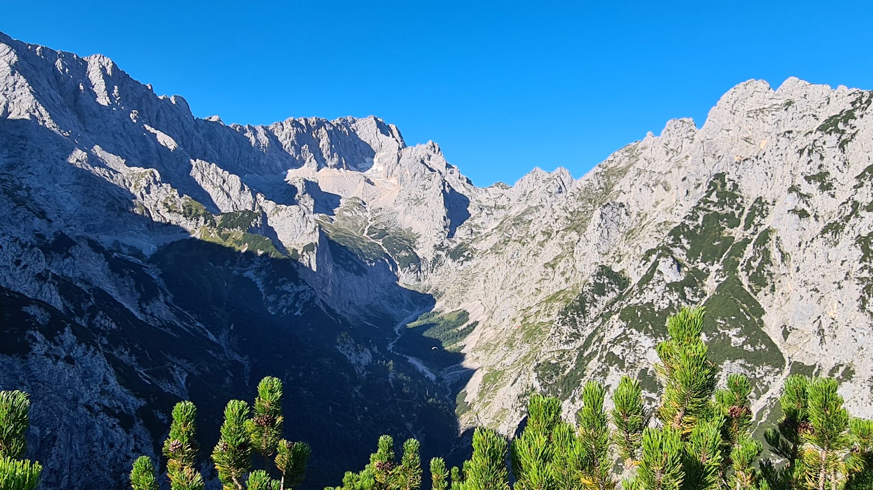 Blick ins Höllental auf die Wettersteinwände unter tiefblauem Himmel