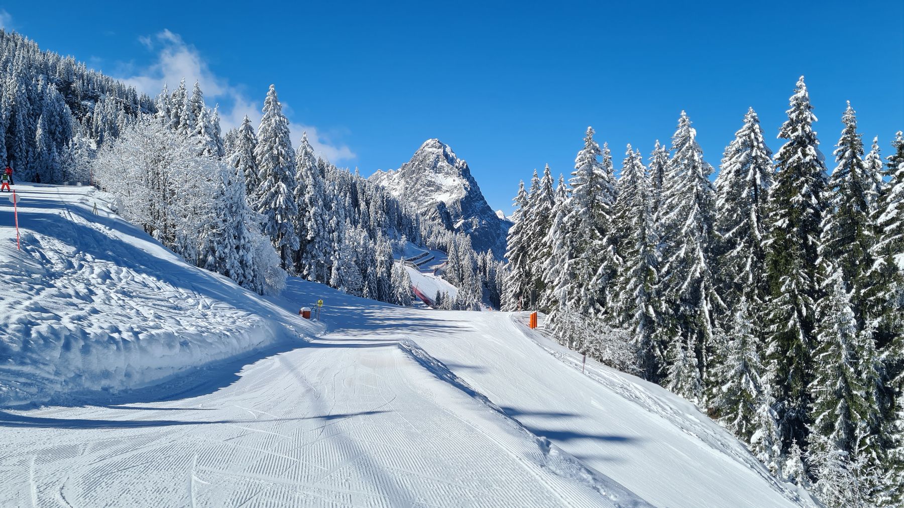 Frisch präparierte Piste mit verschneiten Bäumen bei Garmisch-Partenkirchen