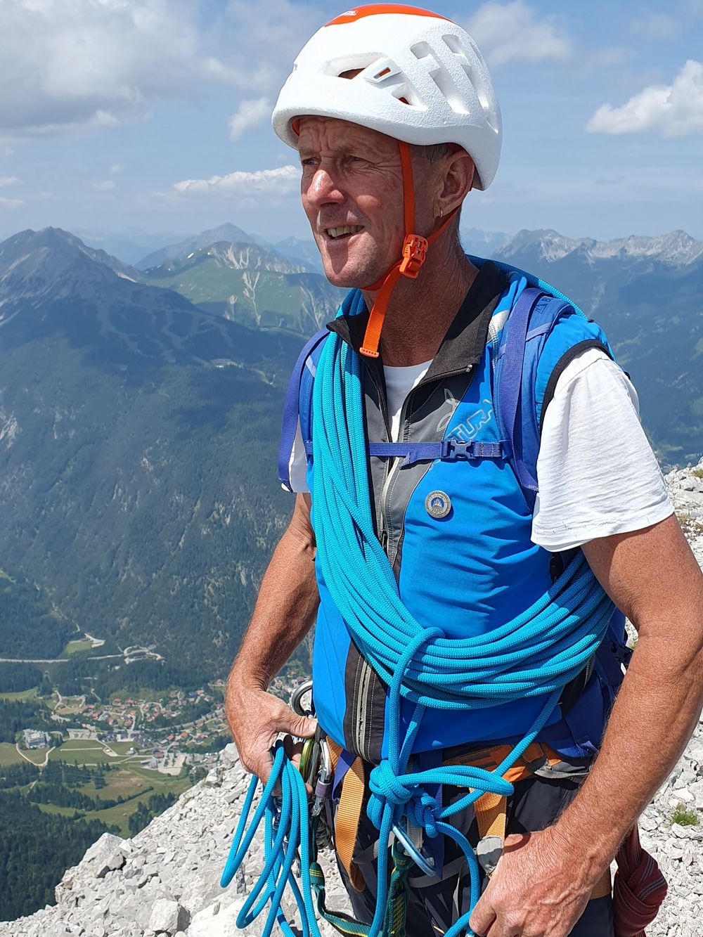 Robert Krinninger mit Helm und Kletterseil am Fels
