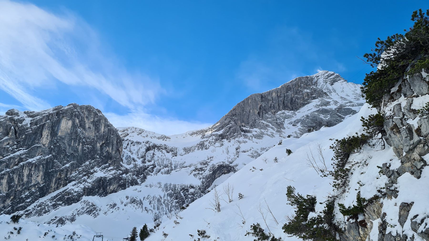 Verschneiter Grat im Wettersteingebirge unter blauem Himmel
