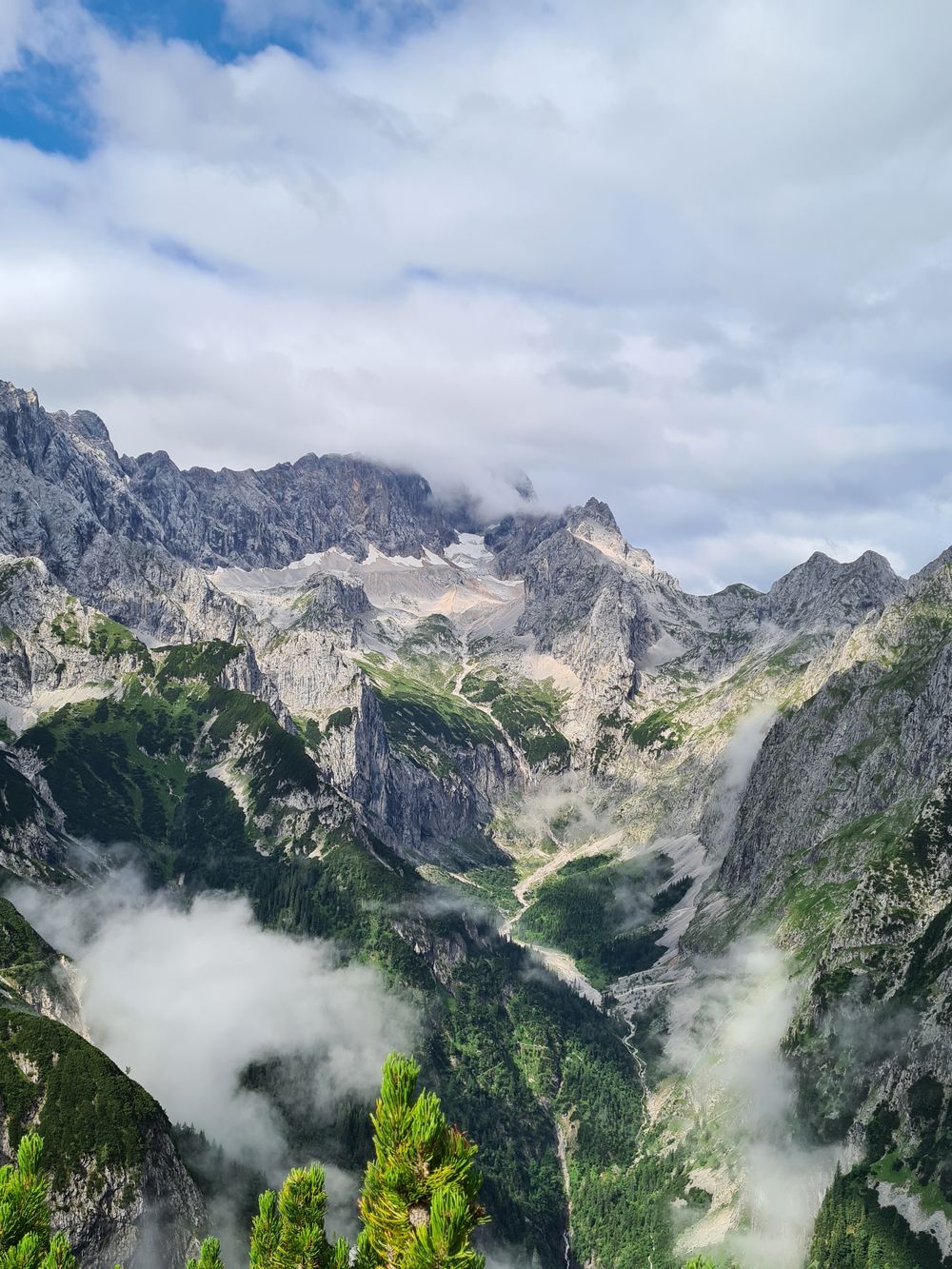 Blick in ein Kar im Wetterstein, Wolken ziehen durch die Felswände