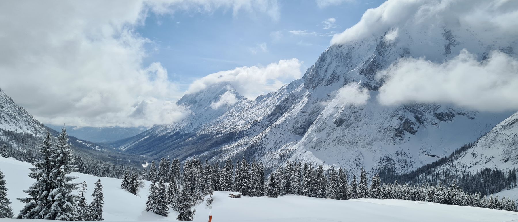 Das Zugspitzmassiv im Winter, Wolken über den Gipfeln