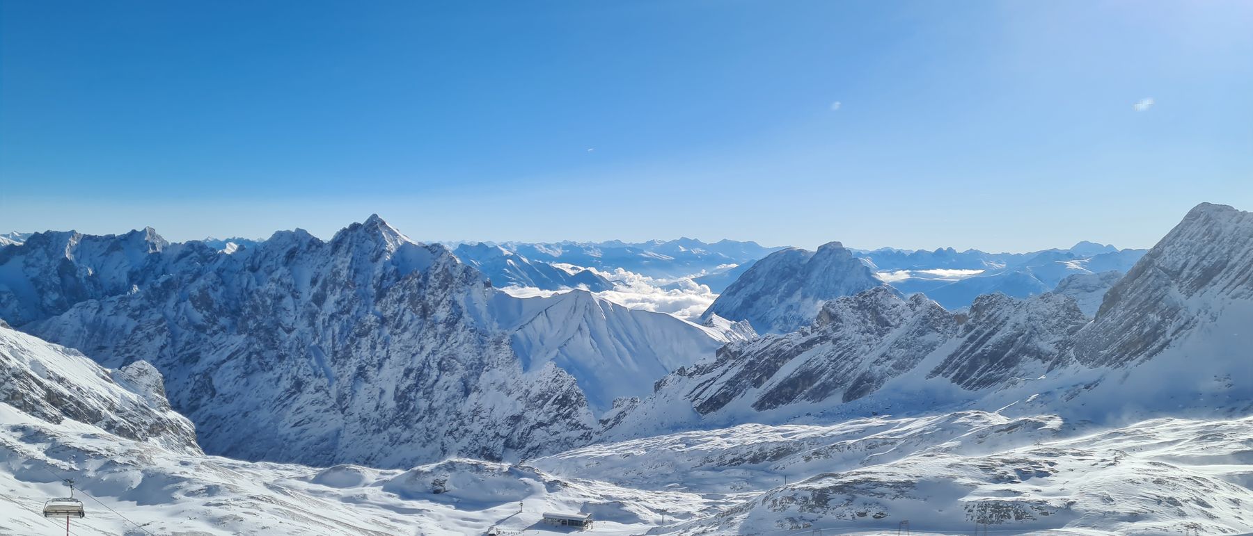 Weites Schneepanorama auf dem Zugspitzplatt mit umliegenden Gipfeln